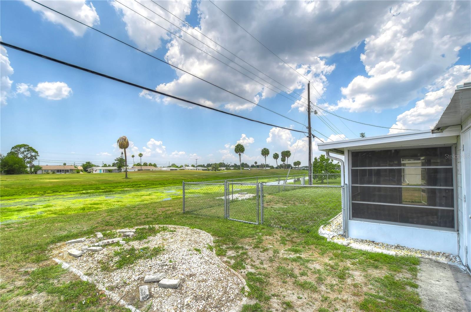1104 DESERT HILLS DR