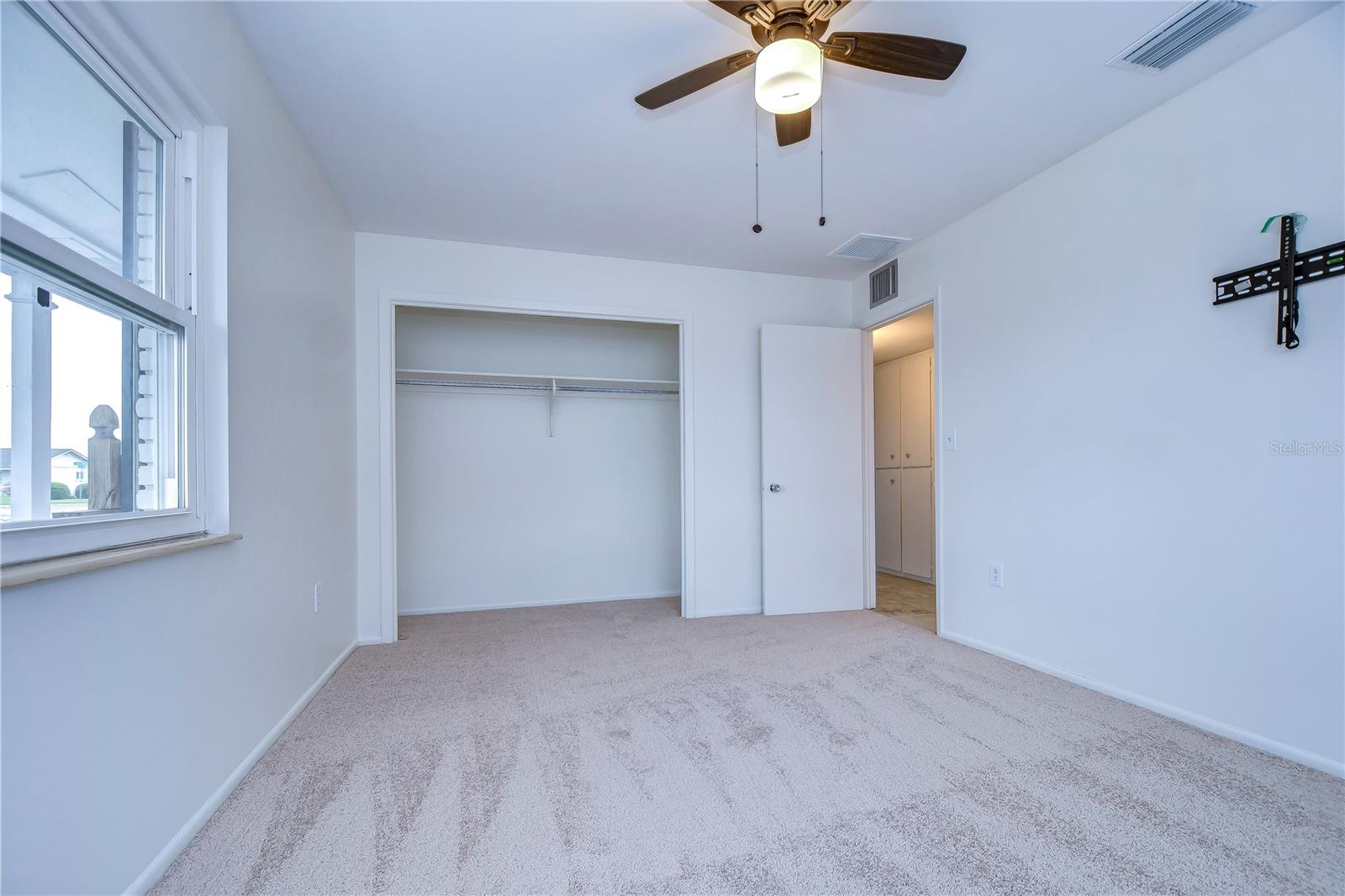 1104 DESERT HILLS DR