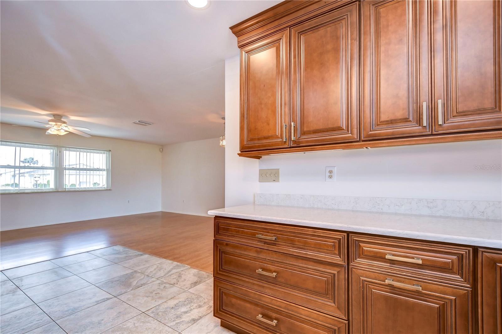 1104 DESERT HILLS DR