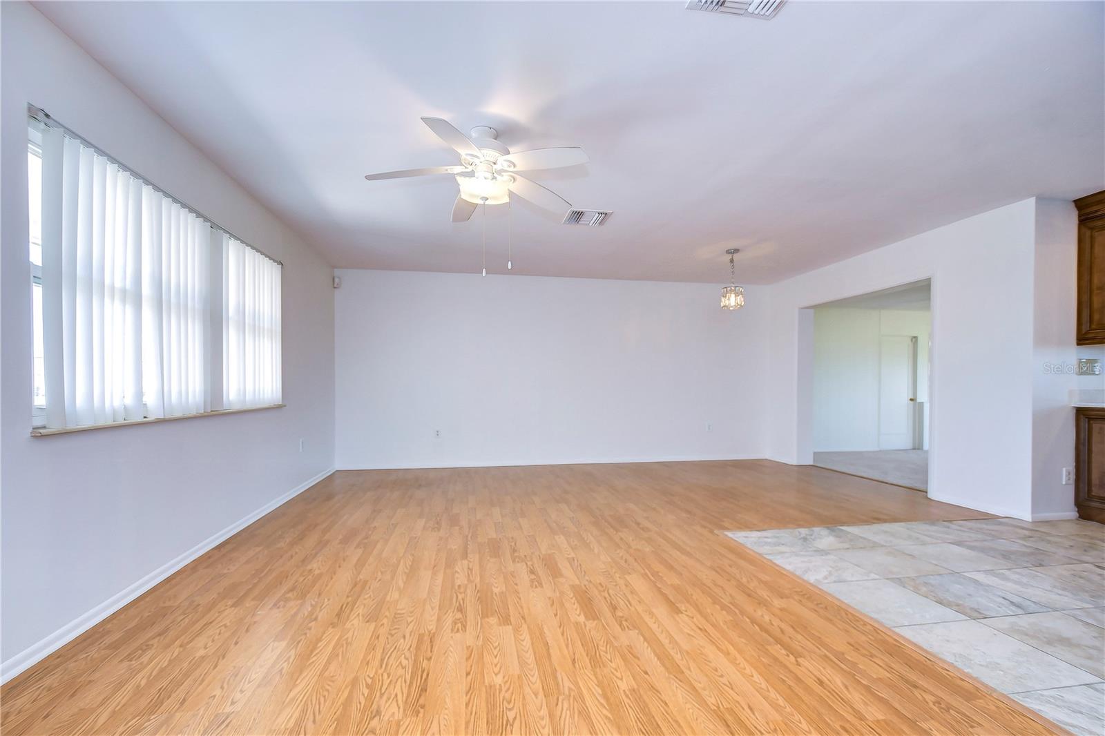 1104 DESERT HILLS DR