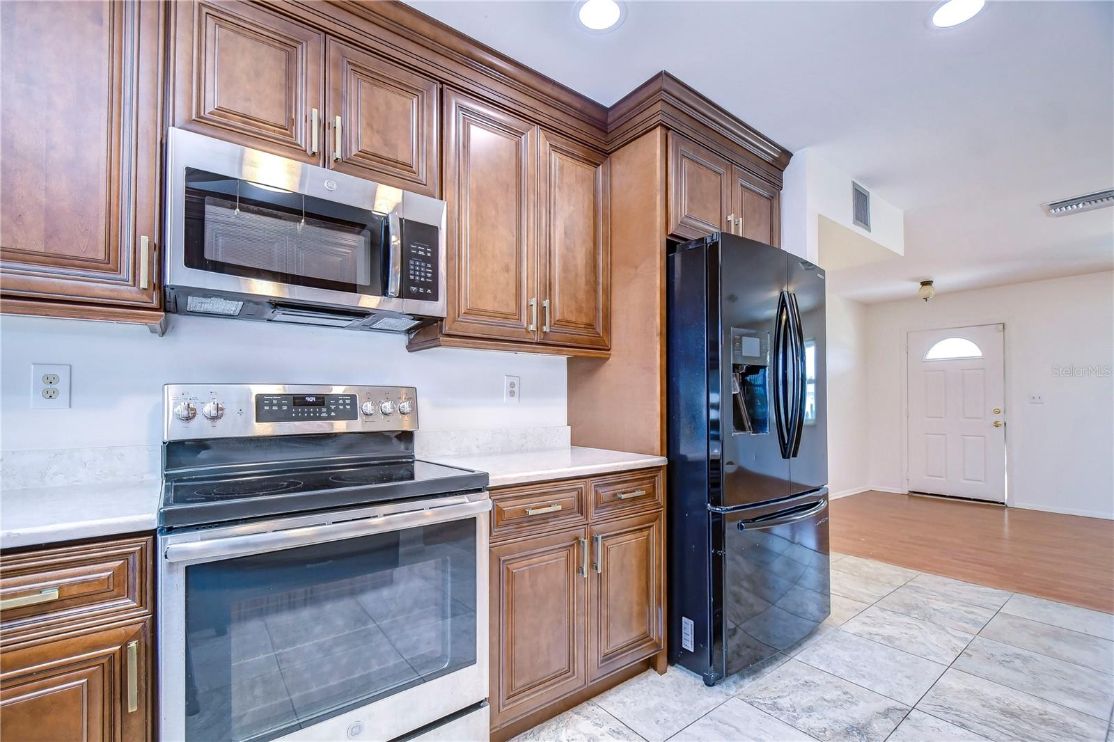 1104 DESERT HILLS DR