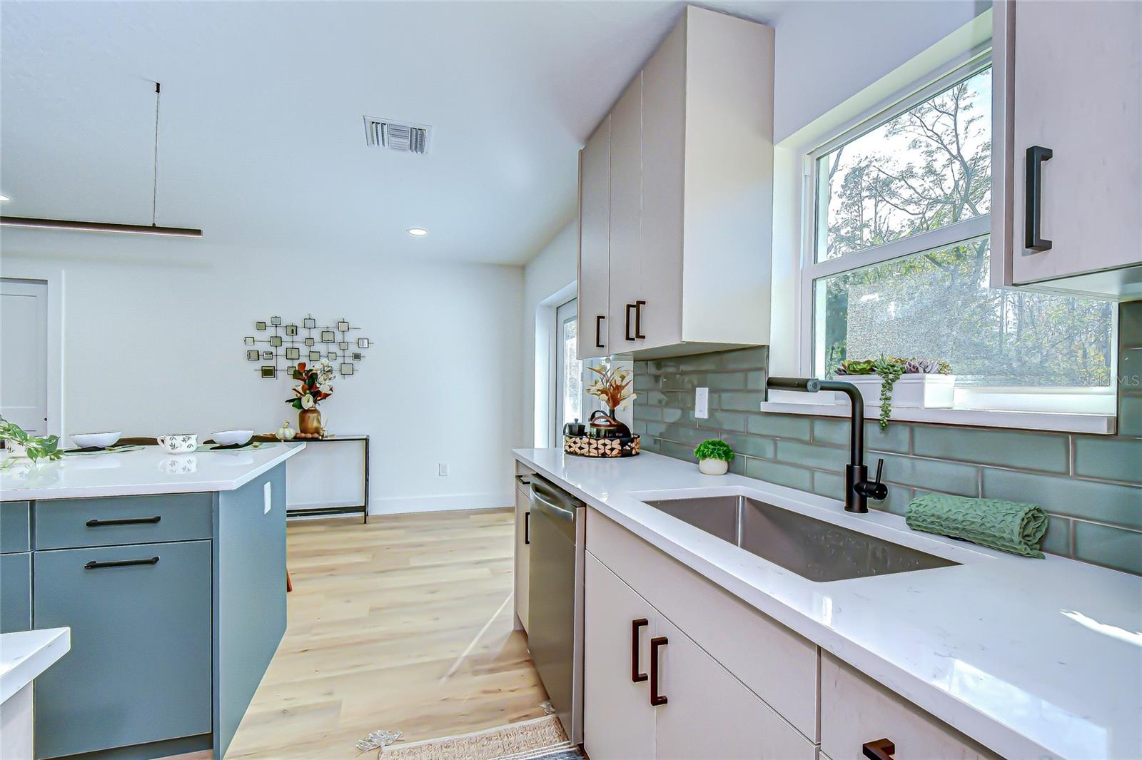 909 LAKE CHARLES CIR