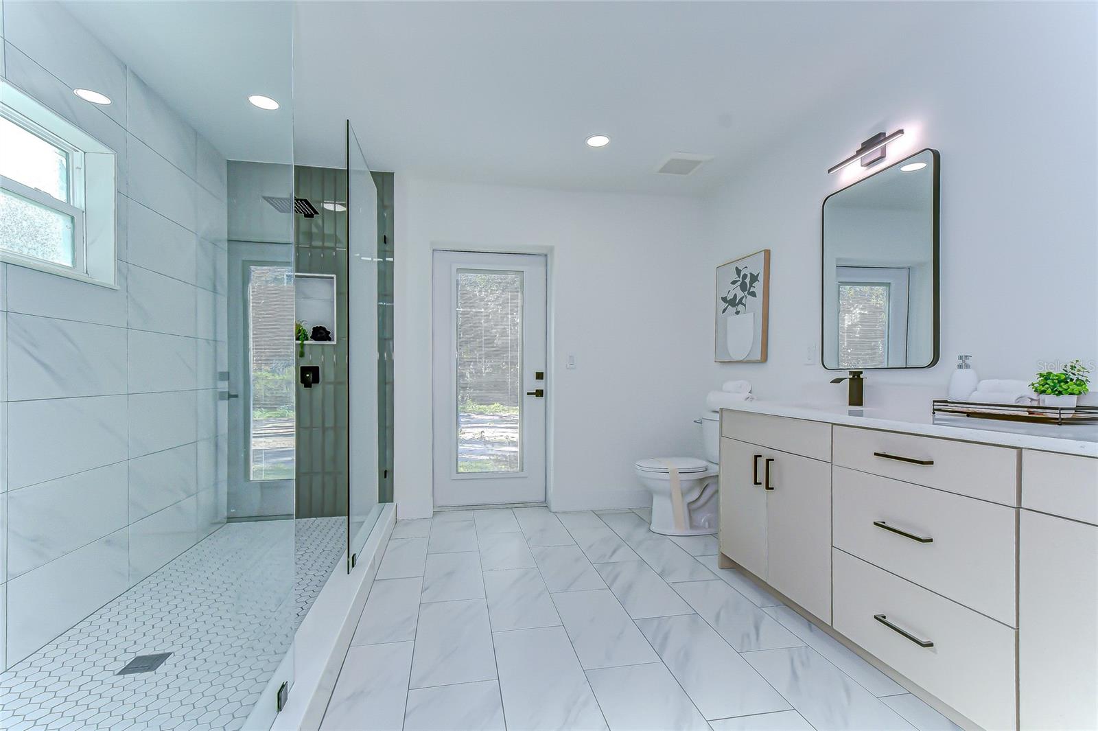 909 LAKE CHARLES CIR