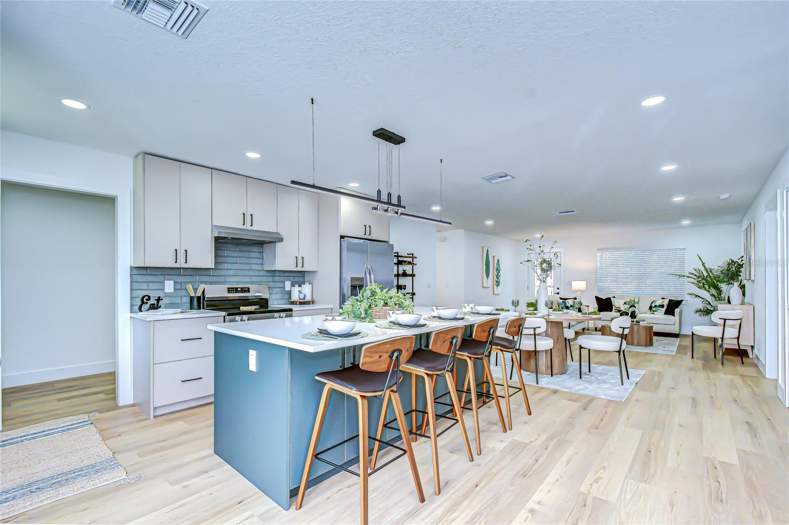 909 LAKE CHARLES CIR