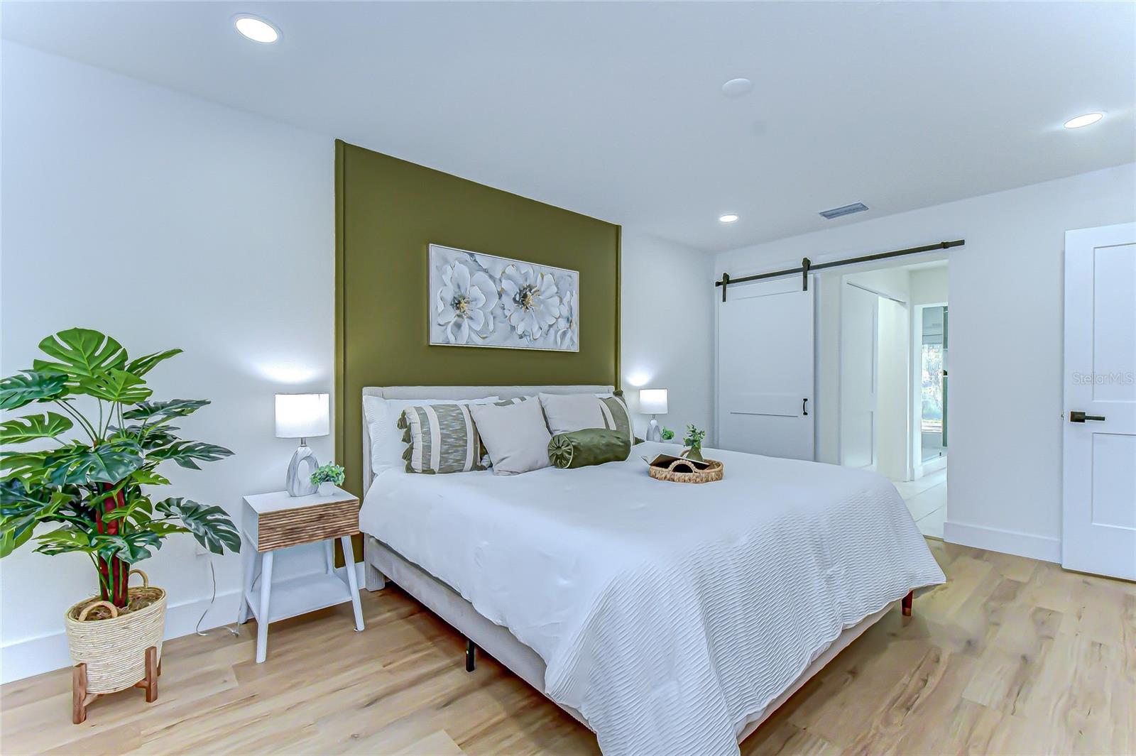 909 LAKE CHARLES CIR