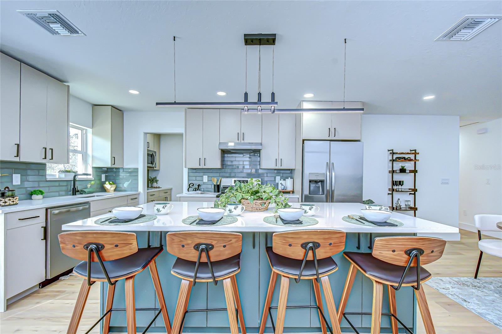 909 LAKE CHARLES CIR