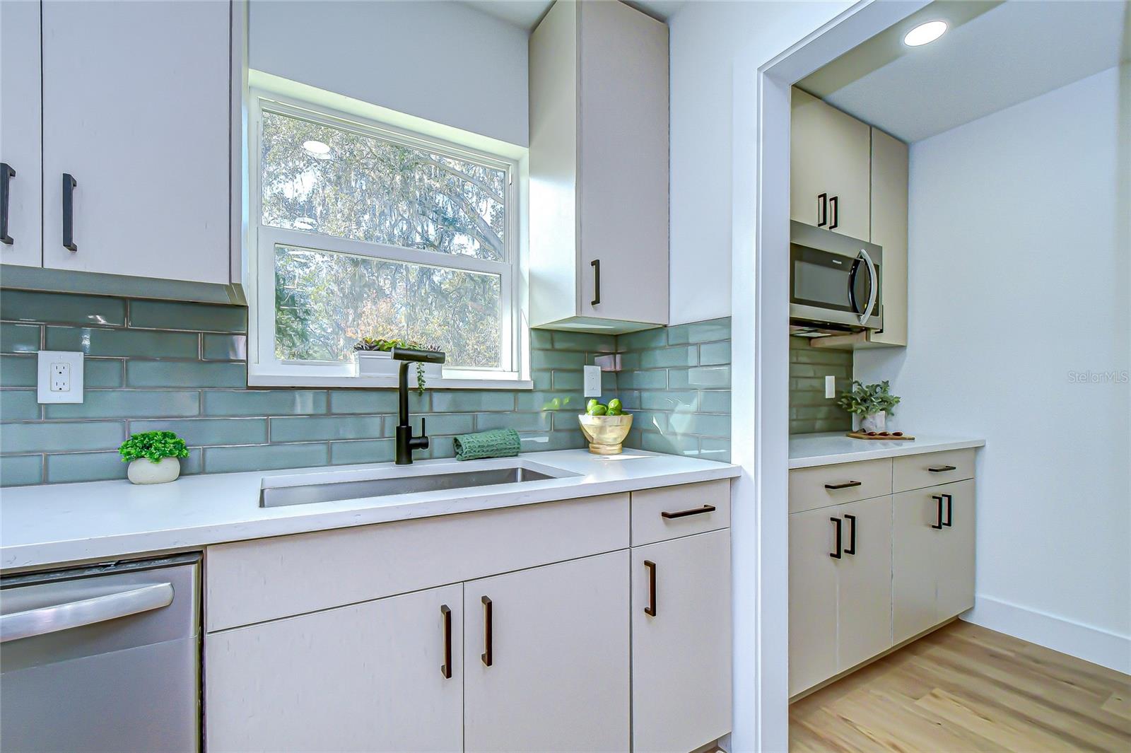 909 LAKE CHARLES CIR