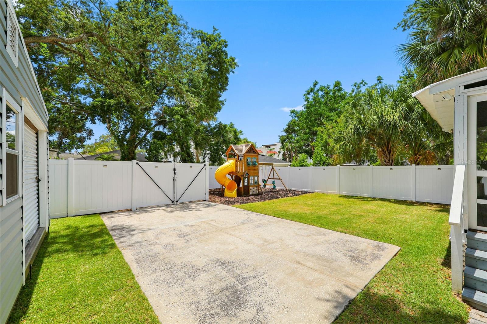 414 W AMELIA AVE
