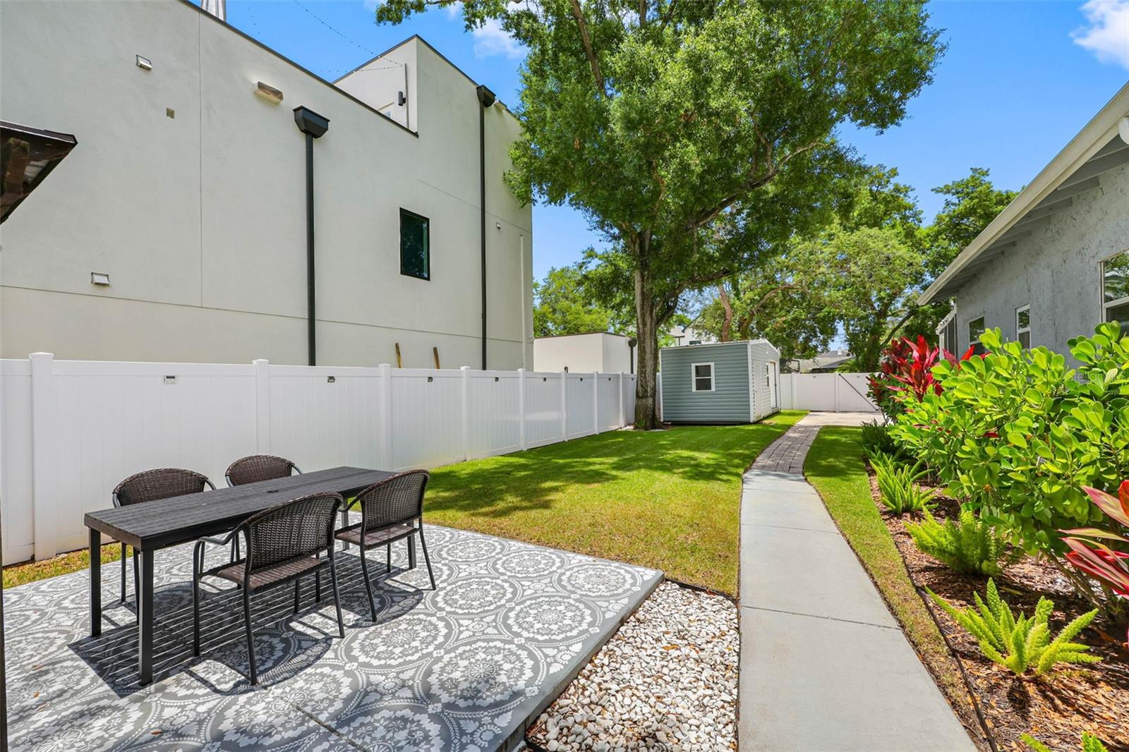 414 W AMELIA AVE