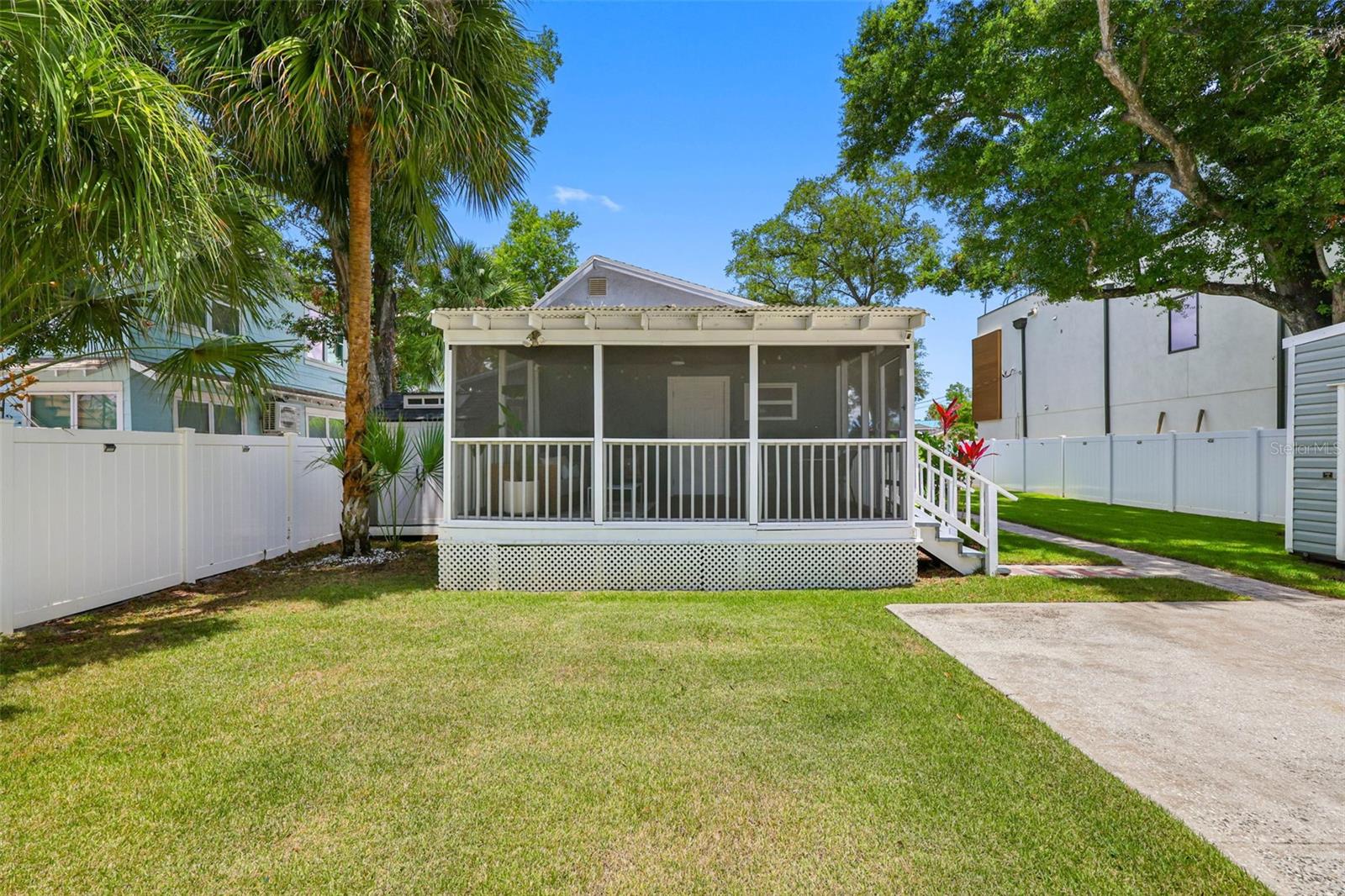 414 W AMELIA AVE
