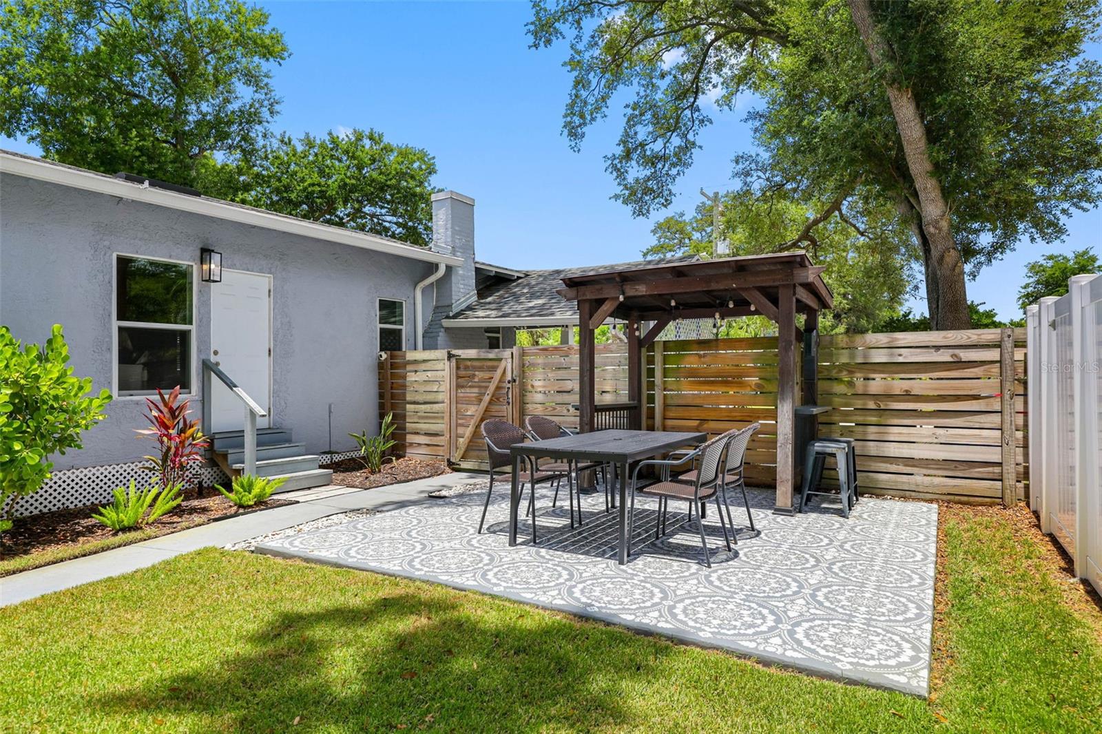 414 W AMELIA AVE