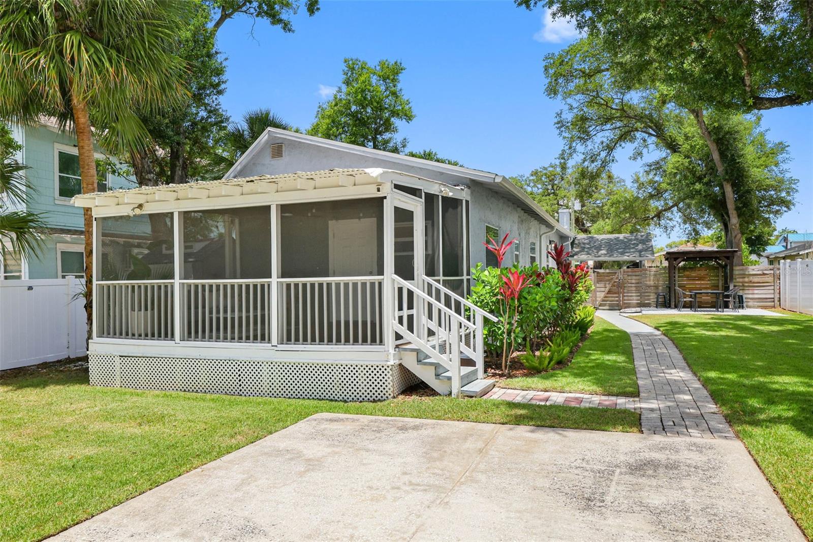 414 W AMELIA AVE