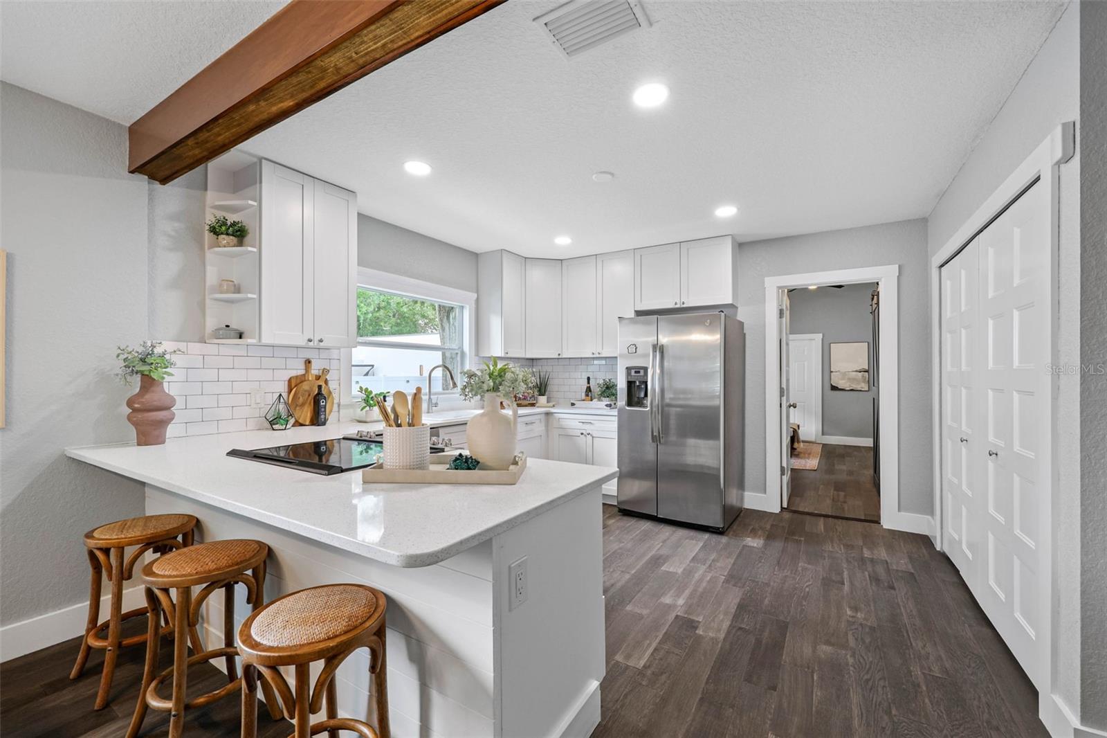 414 W AMELIA AVE