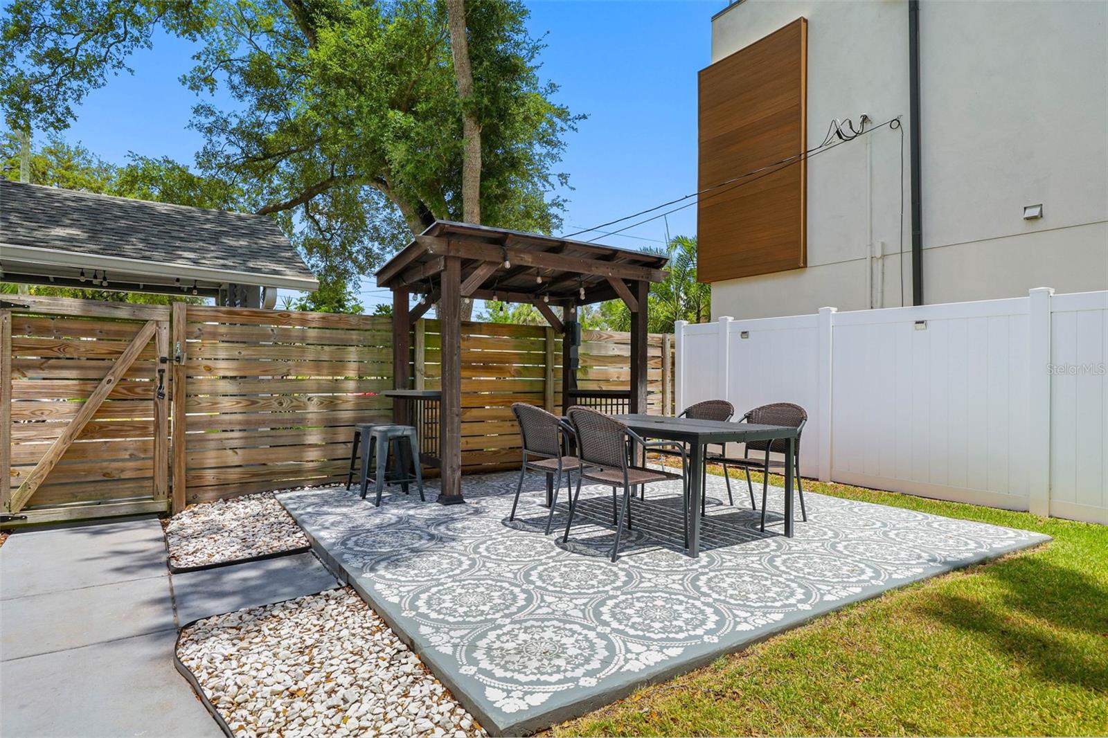 414 W AMELIA AVE
