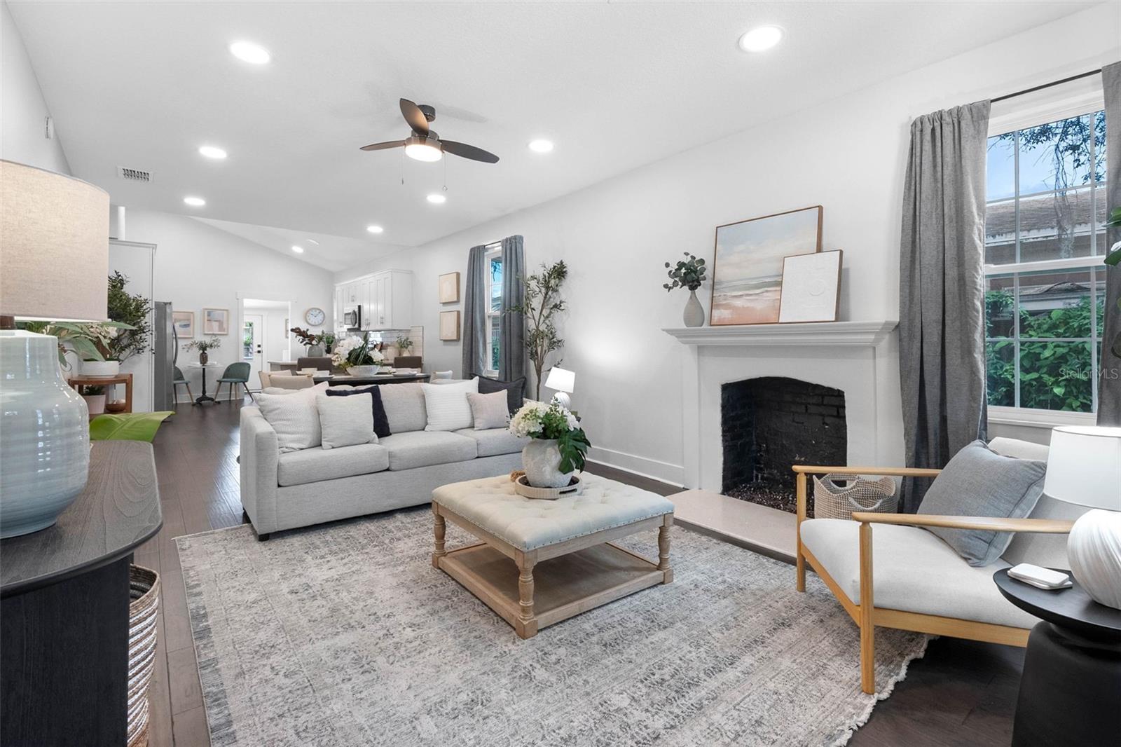 415 W AMELIA AVE