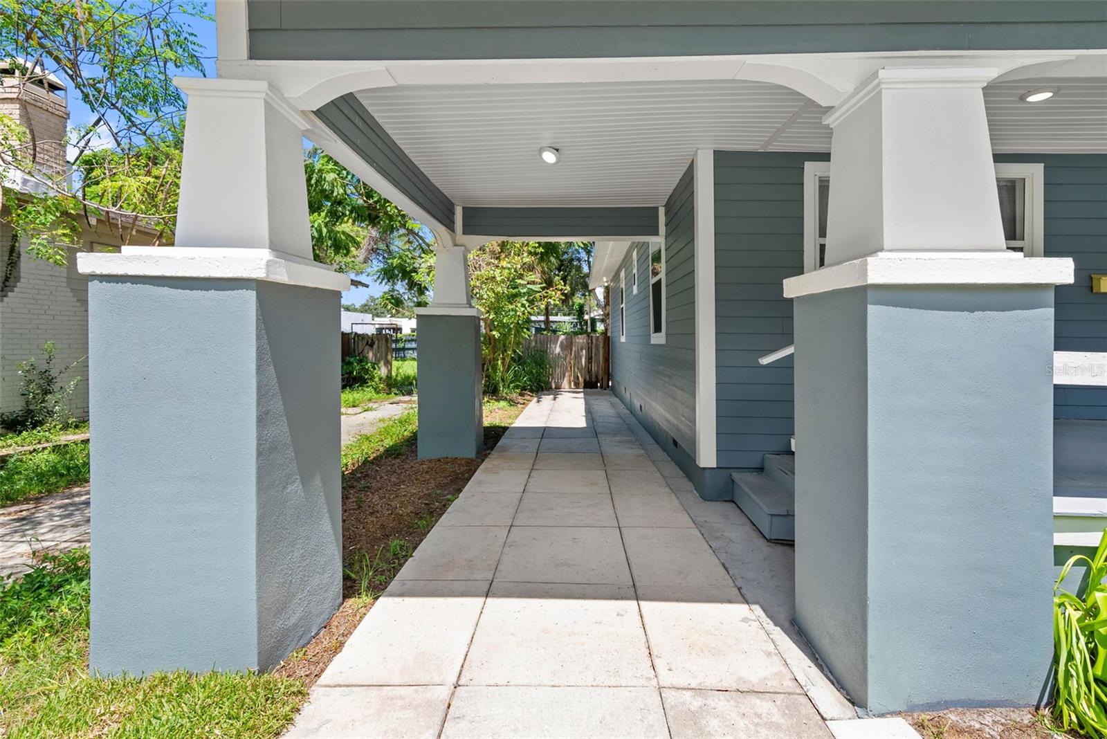 415 W AMELIA AVE