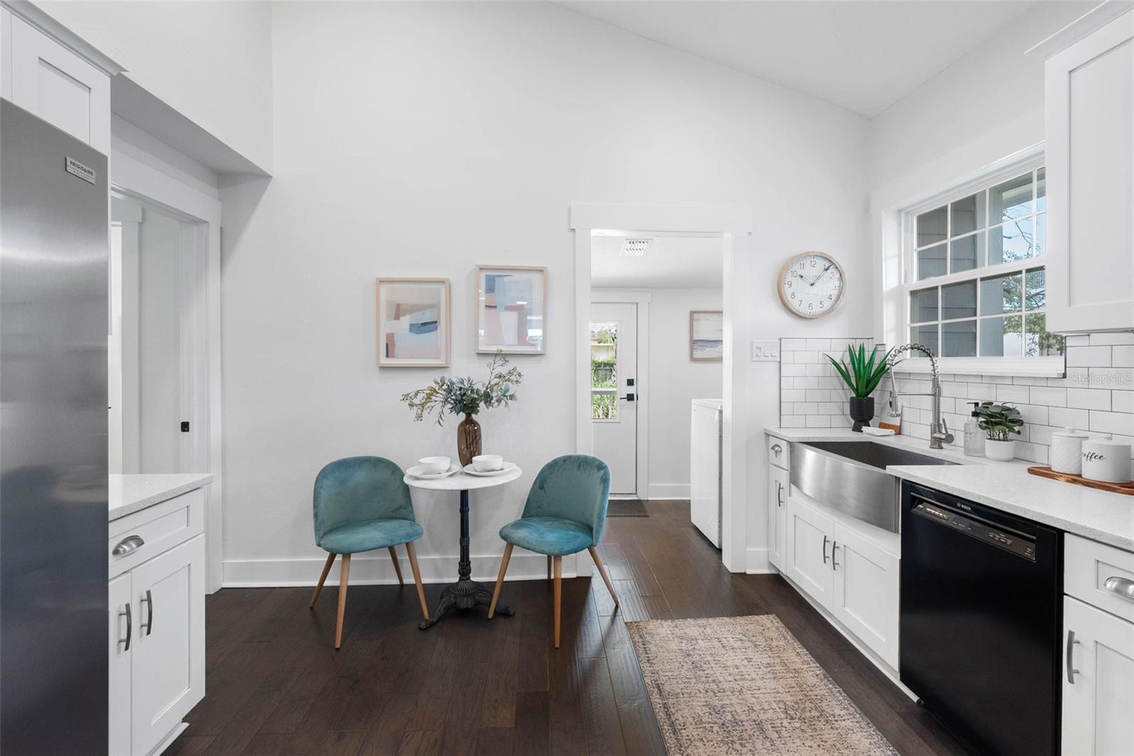 415 W AMELIA AVE