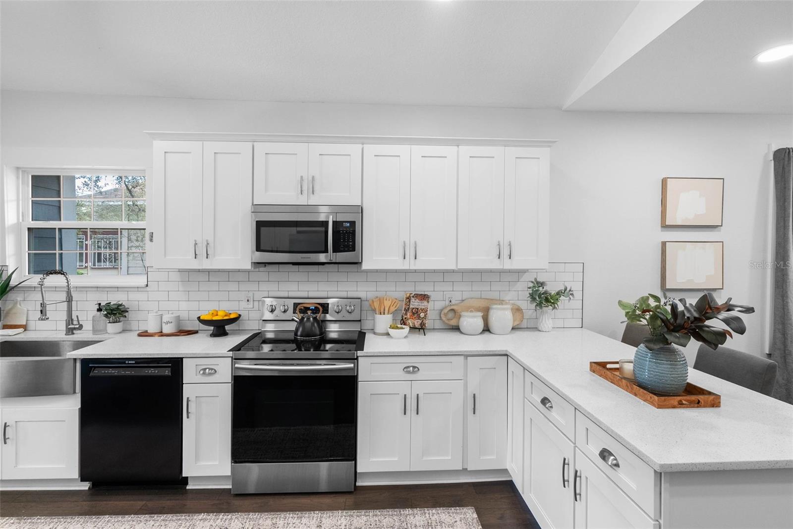 415 W AMELIA AVE