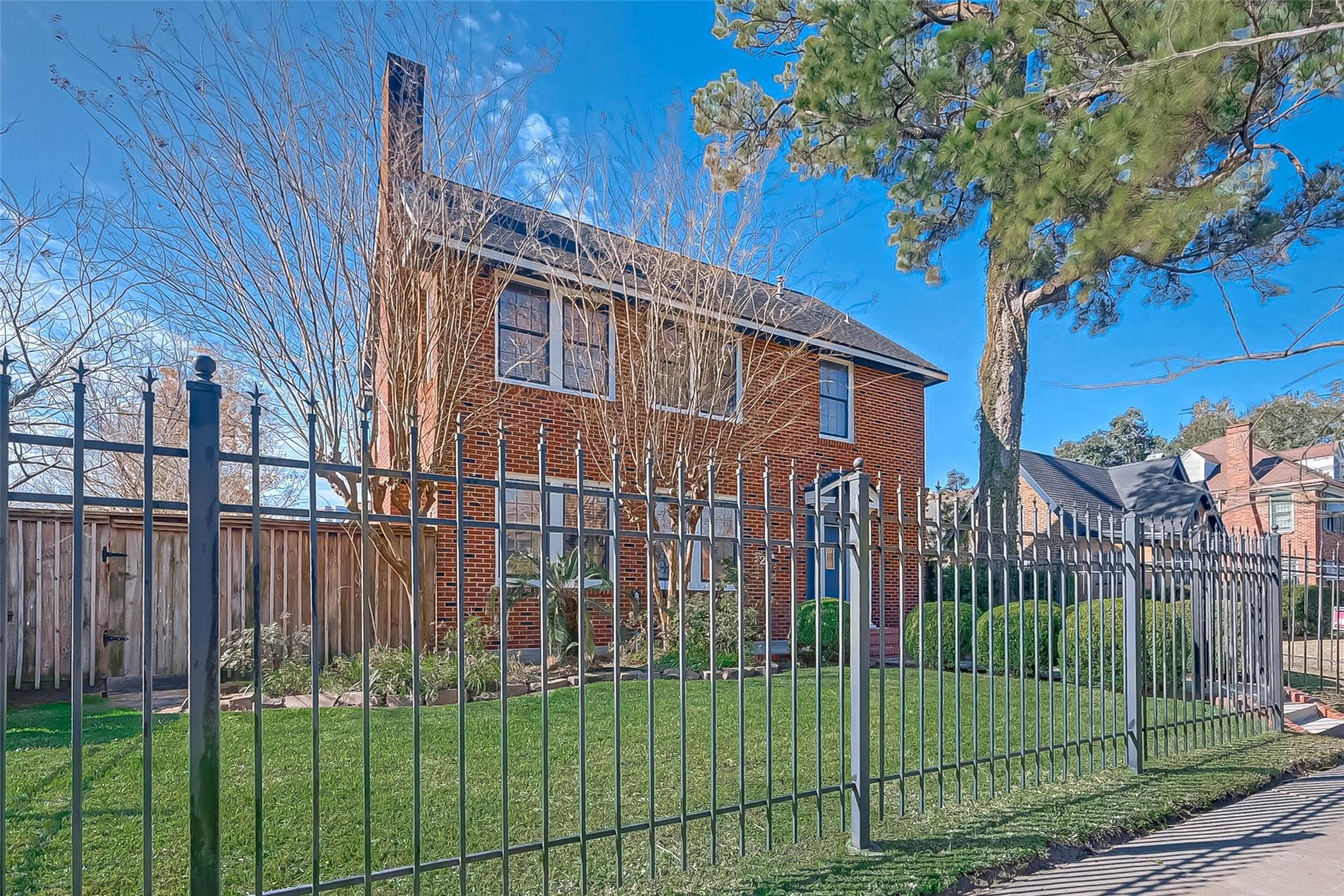 2412 Oakdale Street