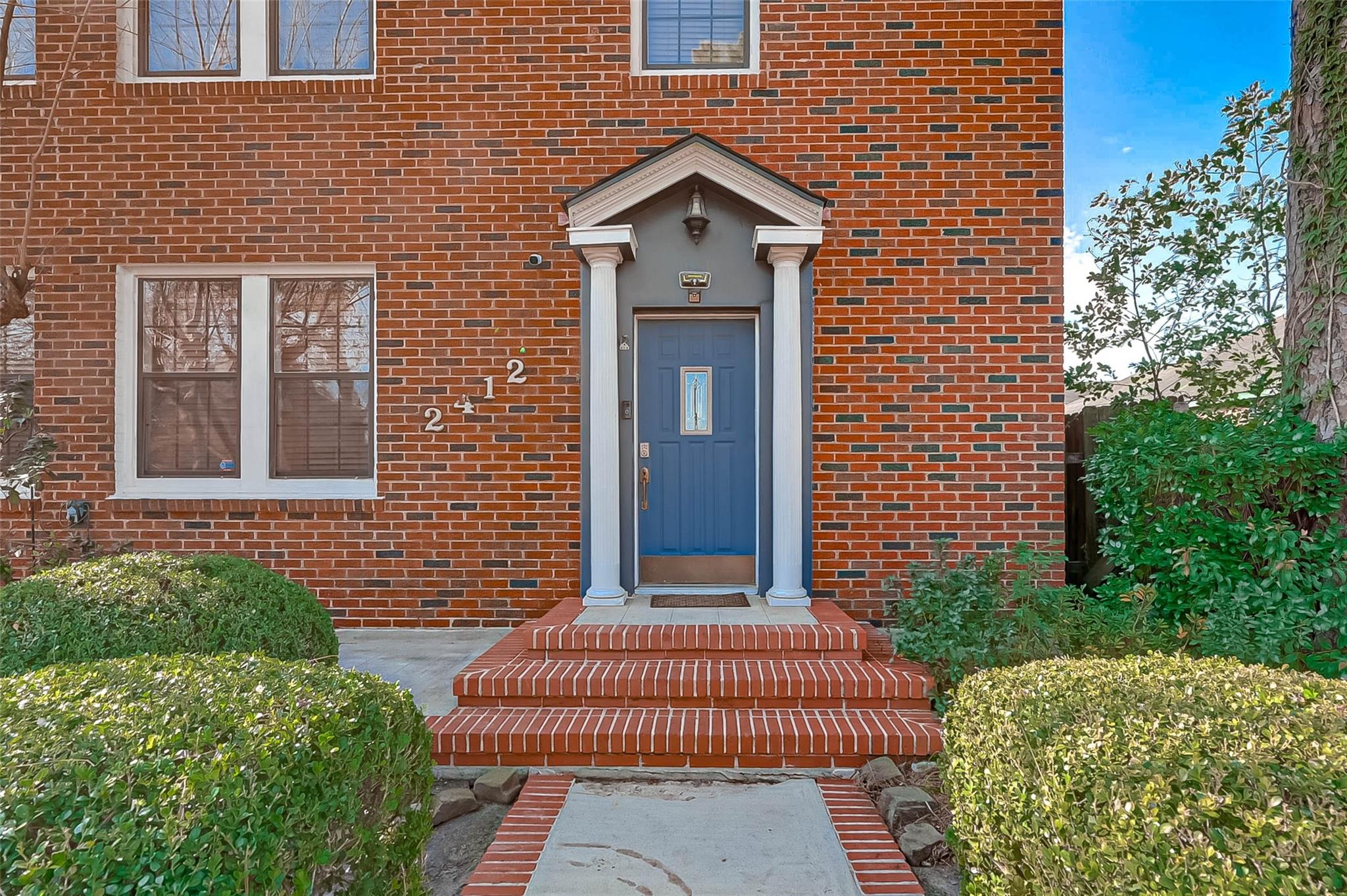 2412 Oakdale Street