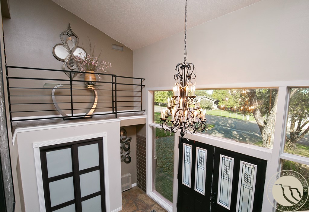 663 Valle Vista Ave