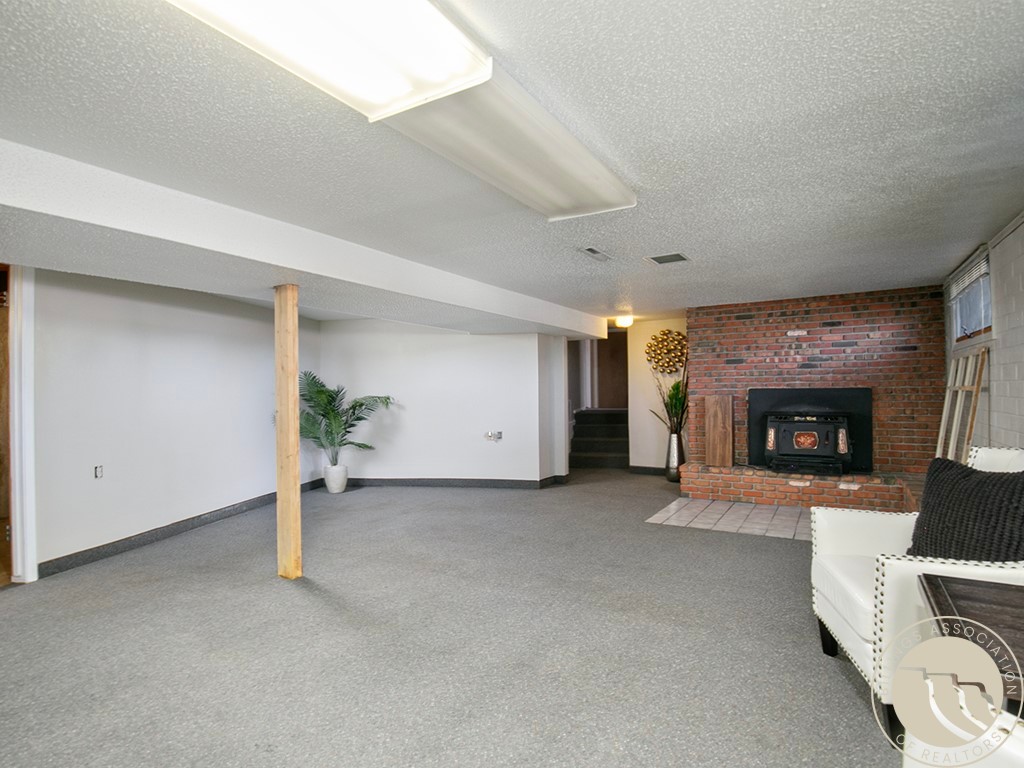 663 Valle Vista Ave