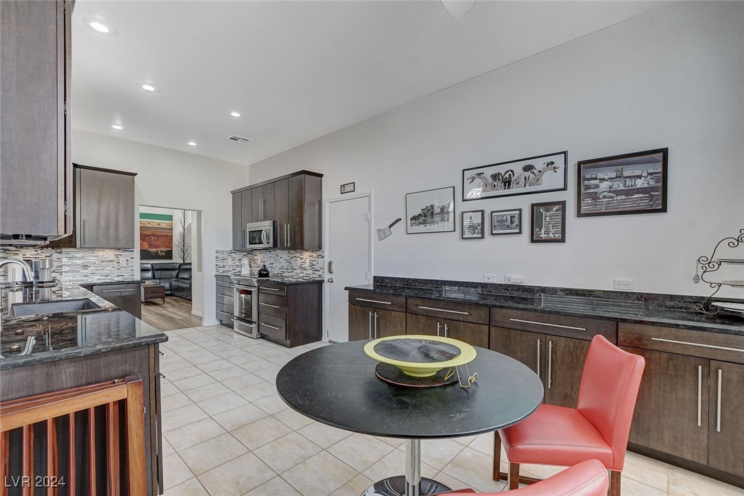 10529 Shadowland Avenue