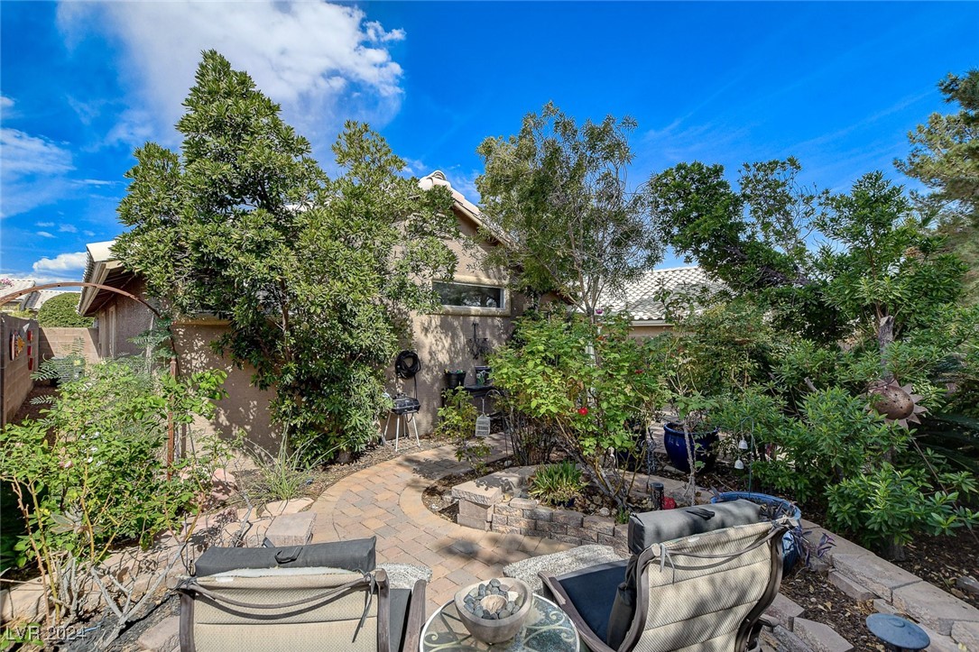 10529 Shadowland Avenue