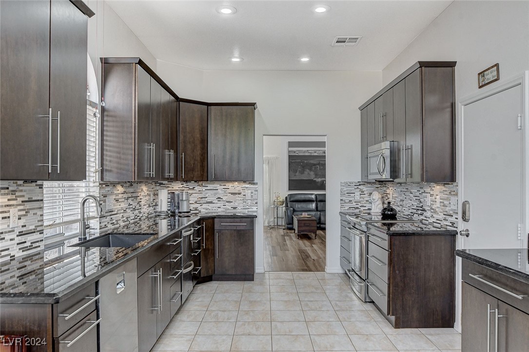 10529 Shadowland Avenue