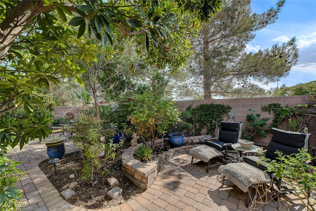 10529 Shadowland Avenue