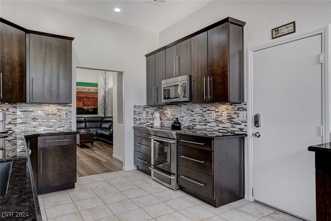 10529 Shadowland Avenue