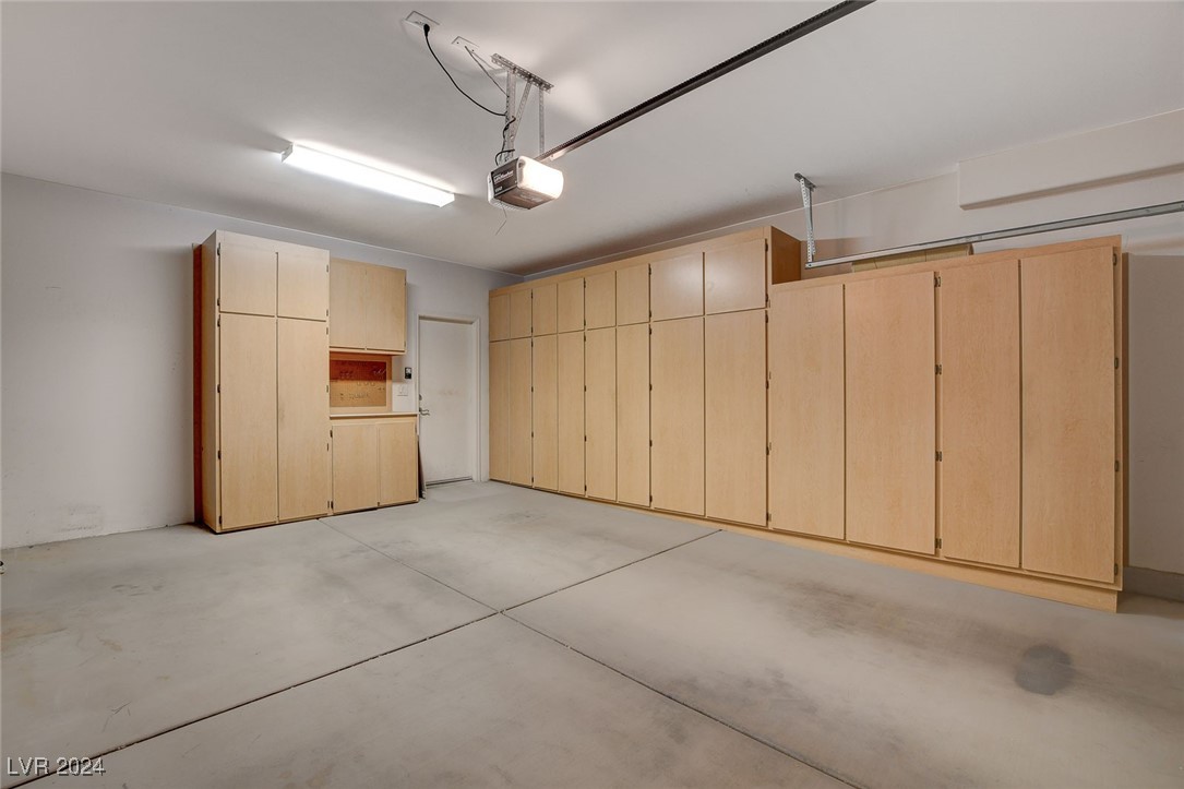 2609 Mourning Warbler Avenue