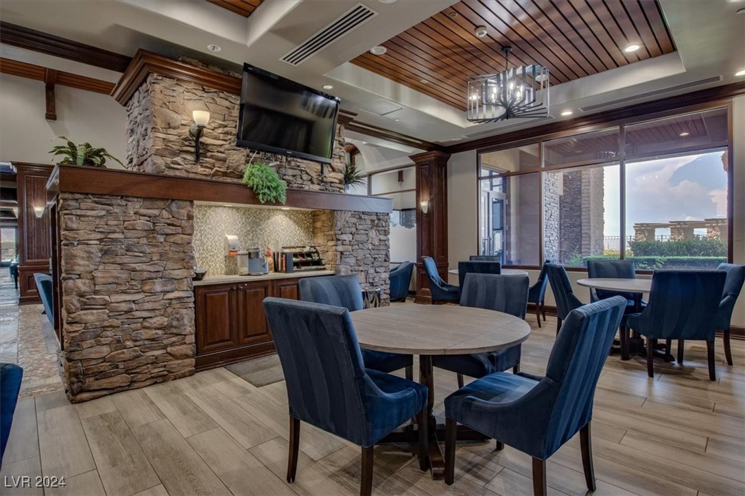 2729 King Louis Street