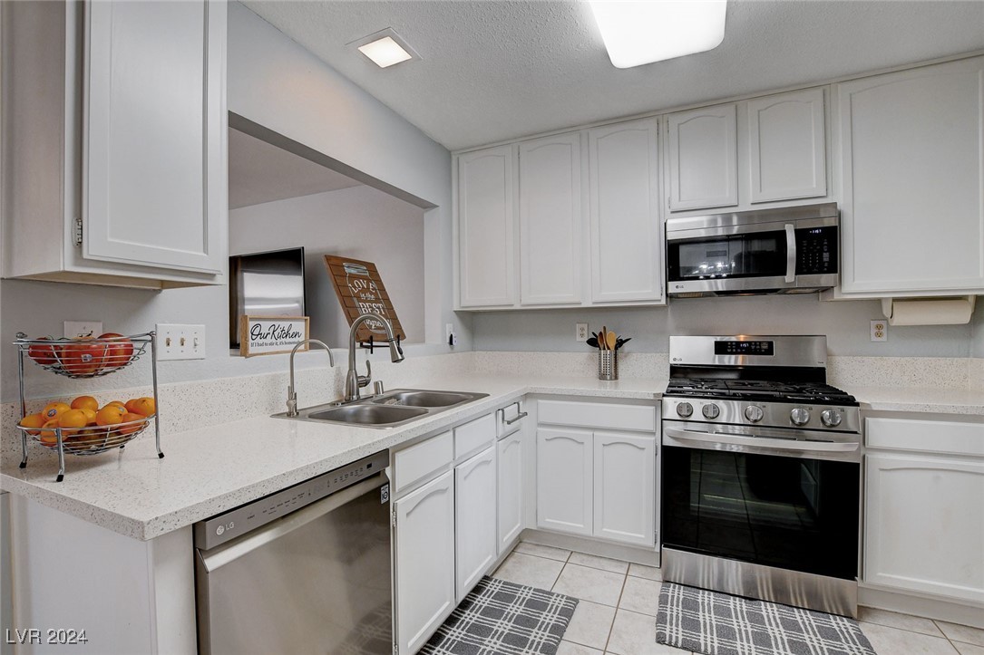 3153 Viewcrest Avenue