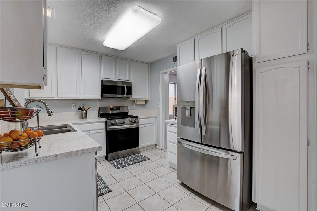 3153 Viewcrest Avenue