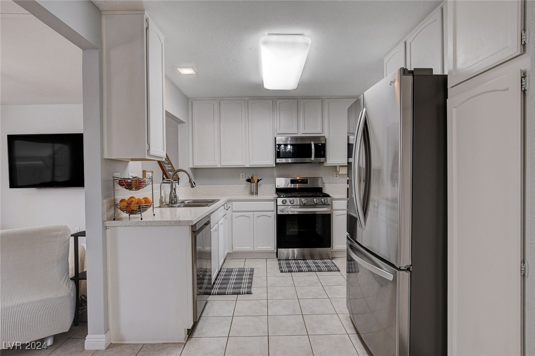 3153 Viewcrest Avenue