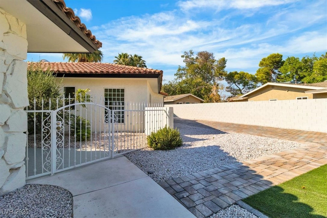 2504 Llewellyn Drive