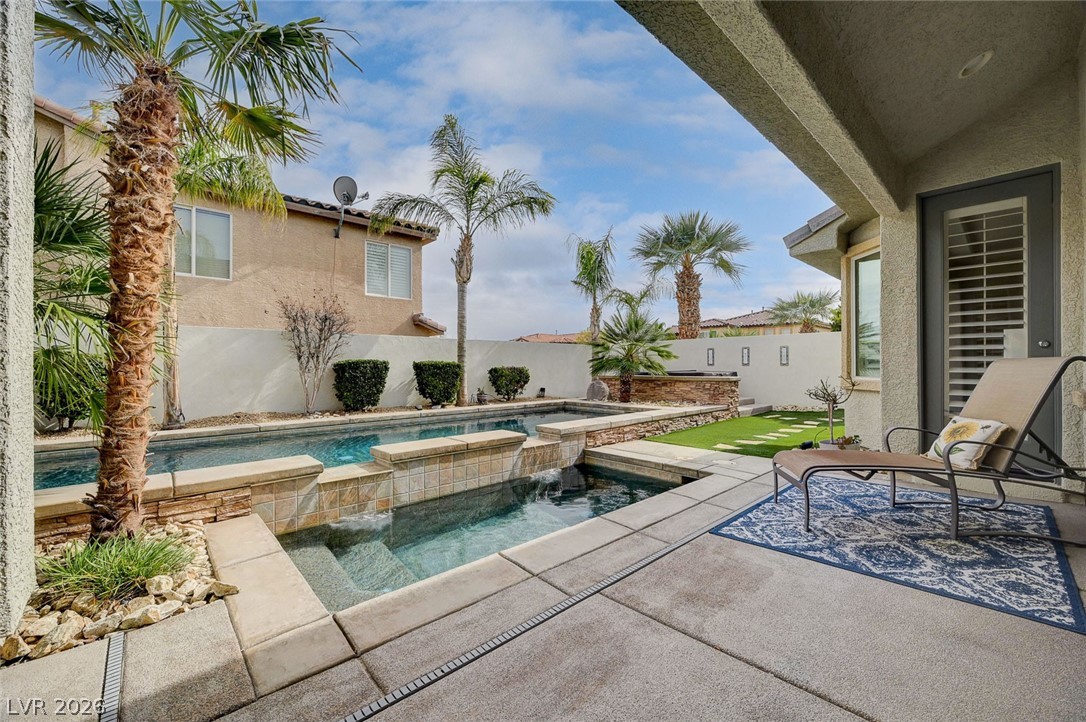 7516 Cliff Peaks Street