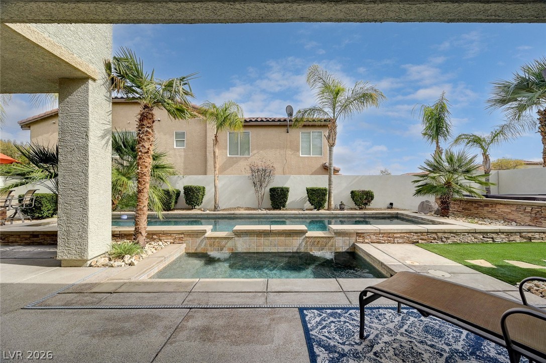 7516 Cliff Peaks Street