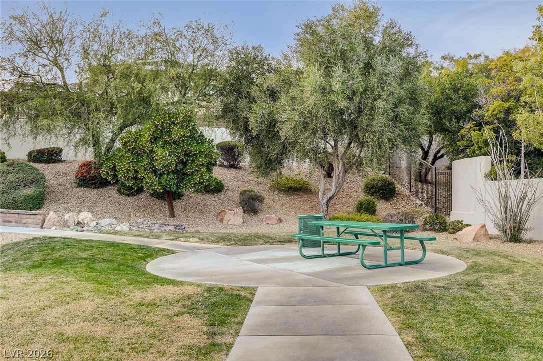 7516 Cliff Peaks Street