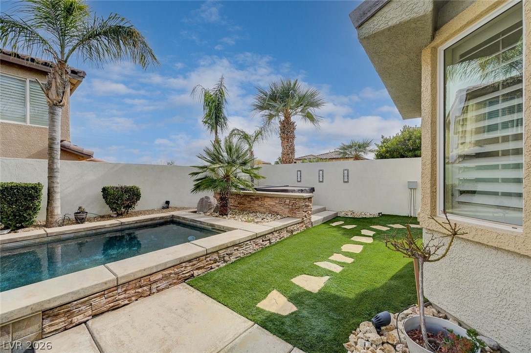 7516 Cliff Peaks Street