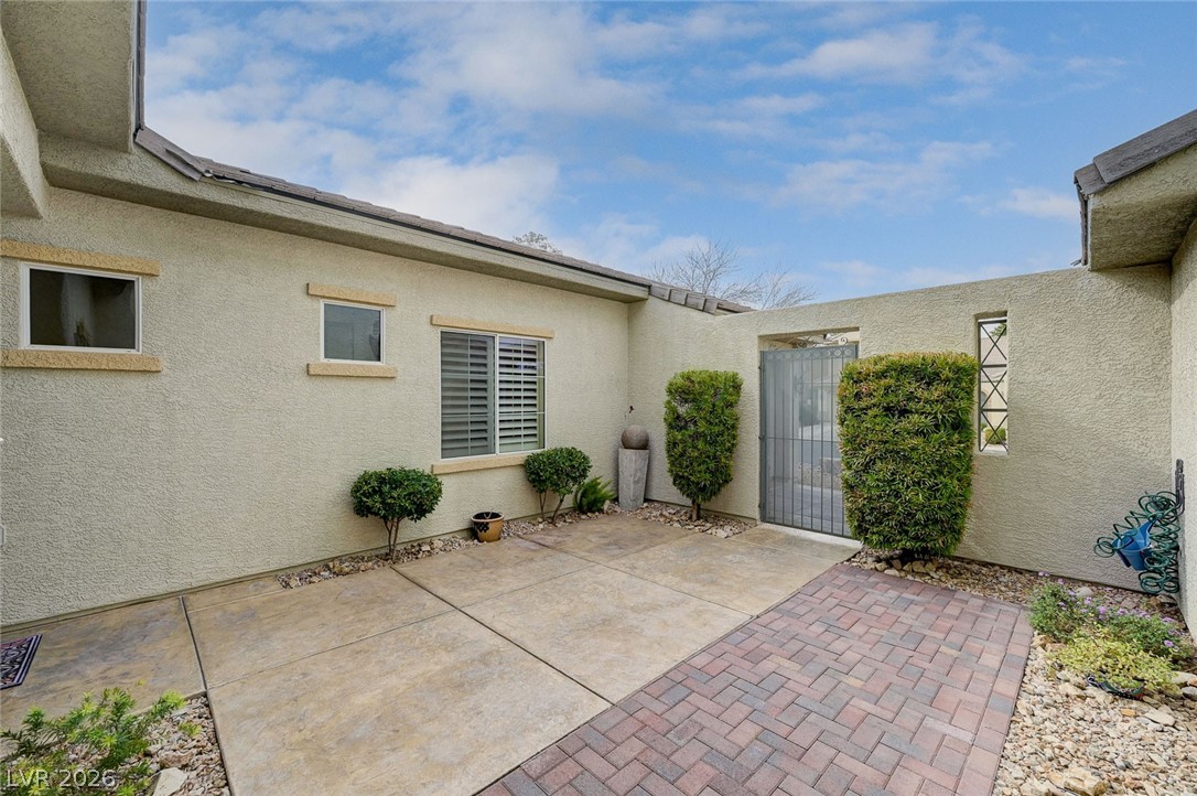 7516 Cliff Peaks Street