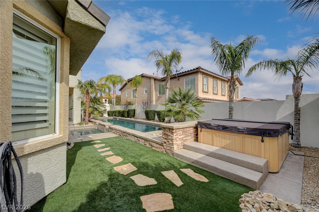 7516 Cliff Peaks Street