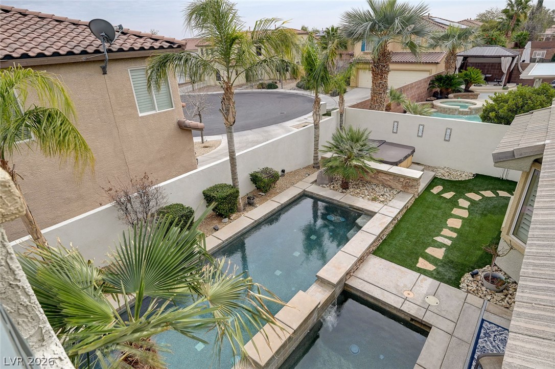 7516 Cliff Peaks Street