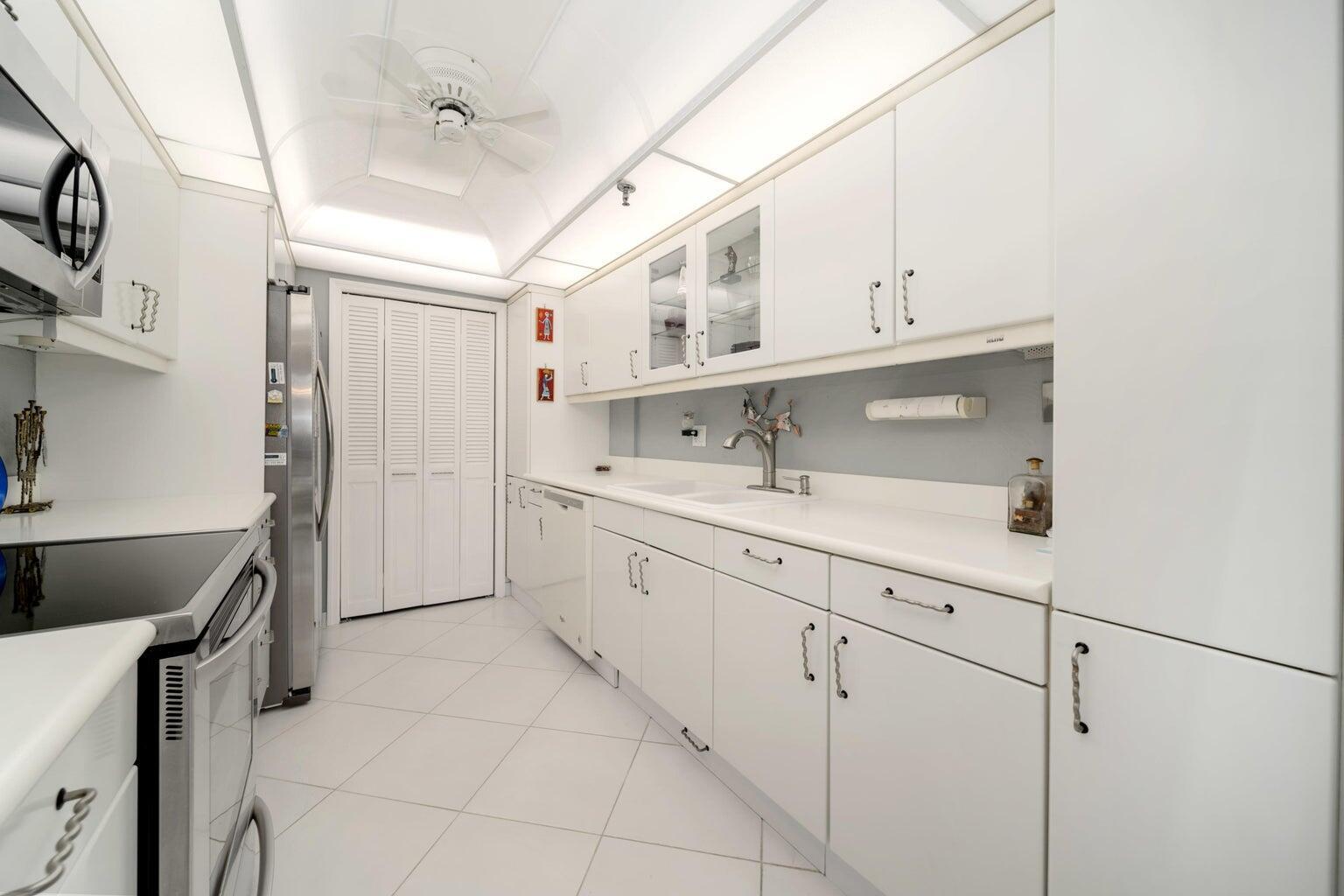 859 Jeffery Street 6070
