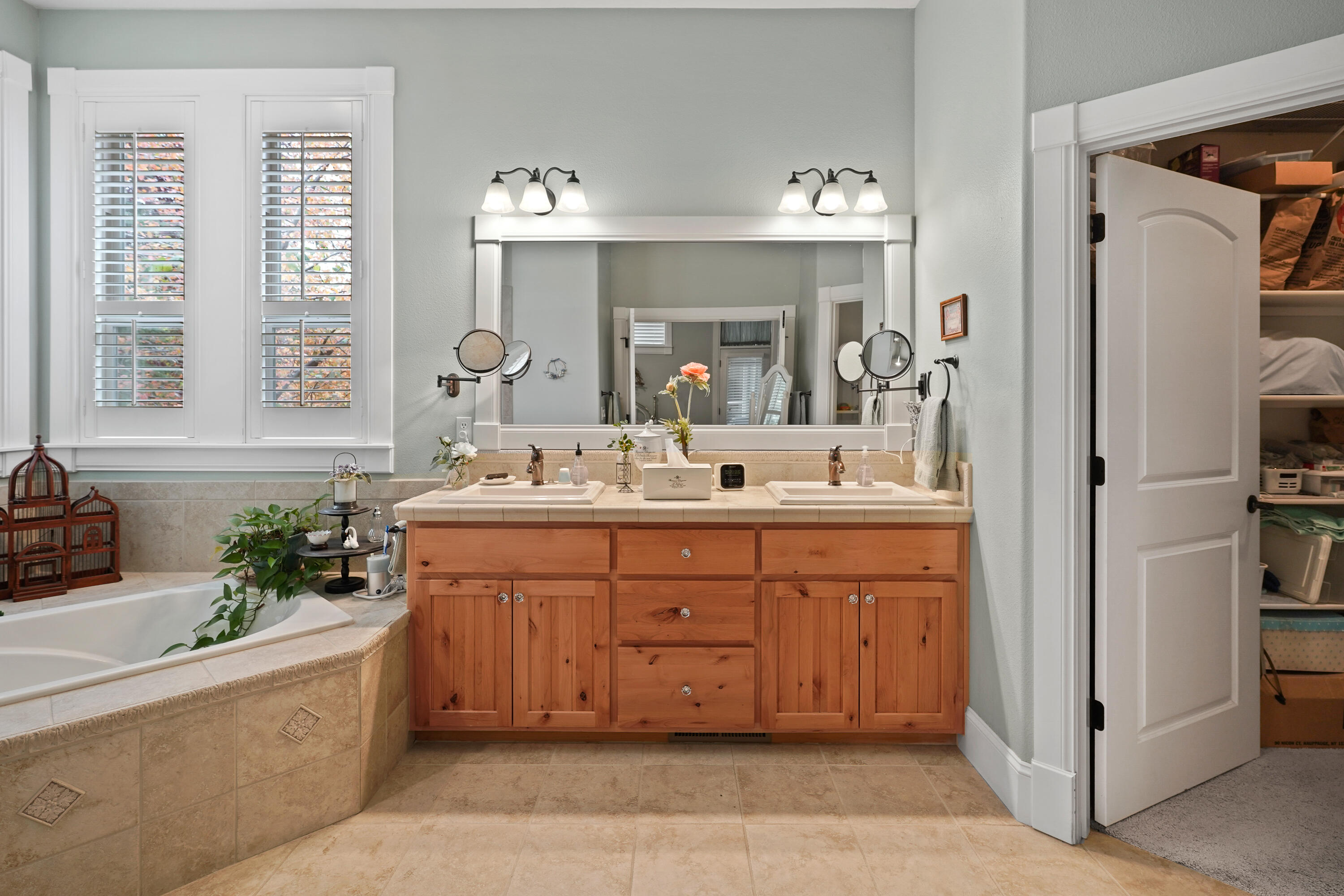 60886 Oasis Place