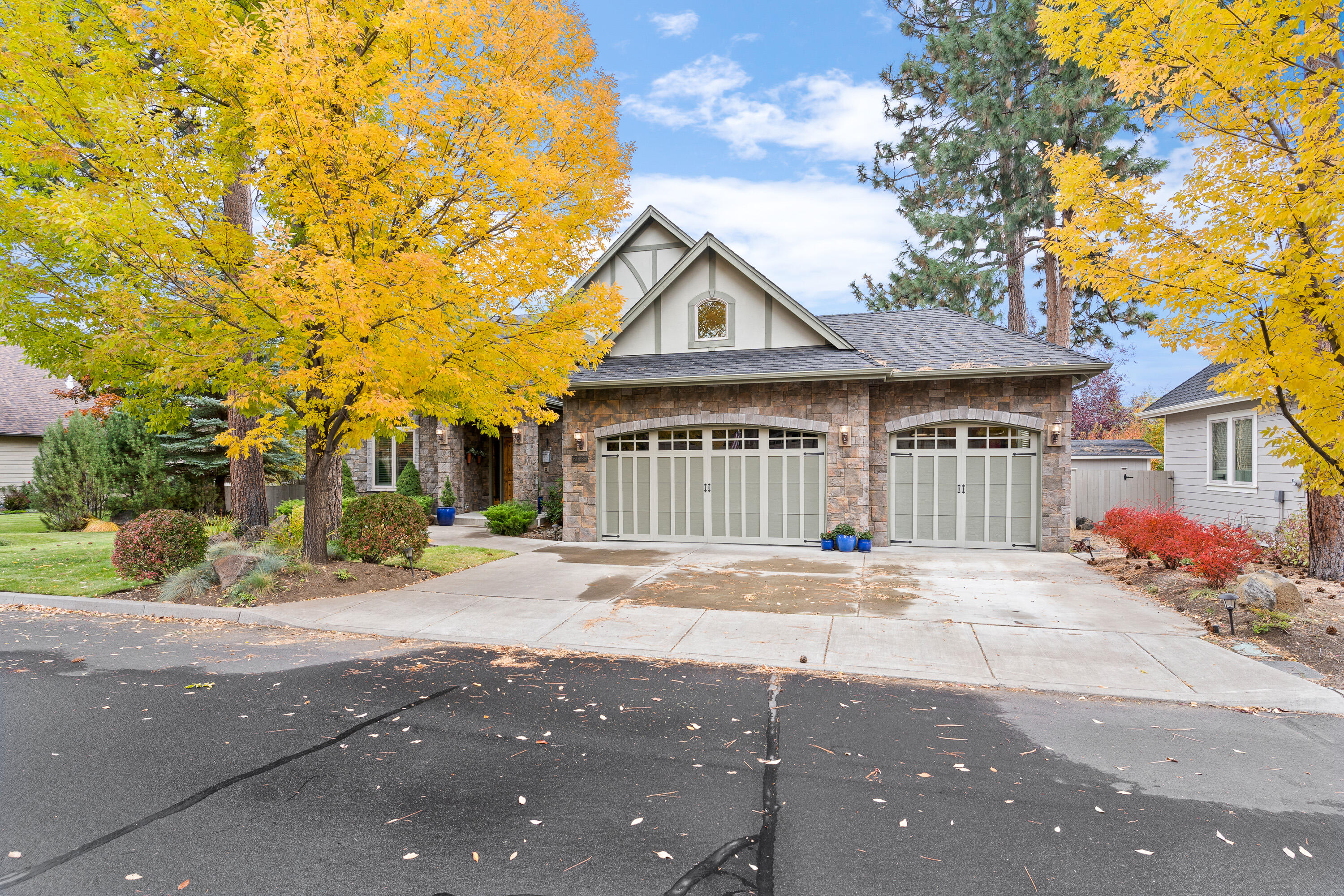 60886 Oasis Place