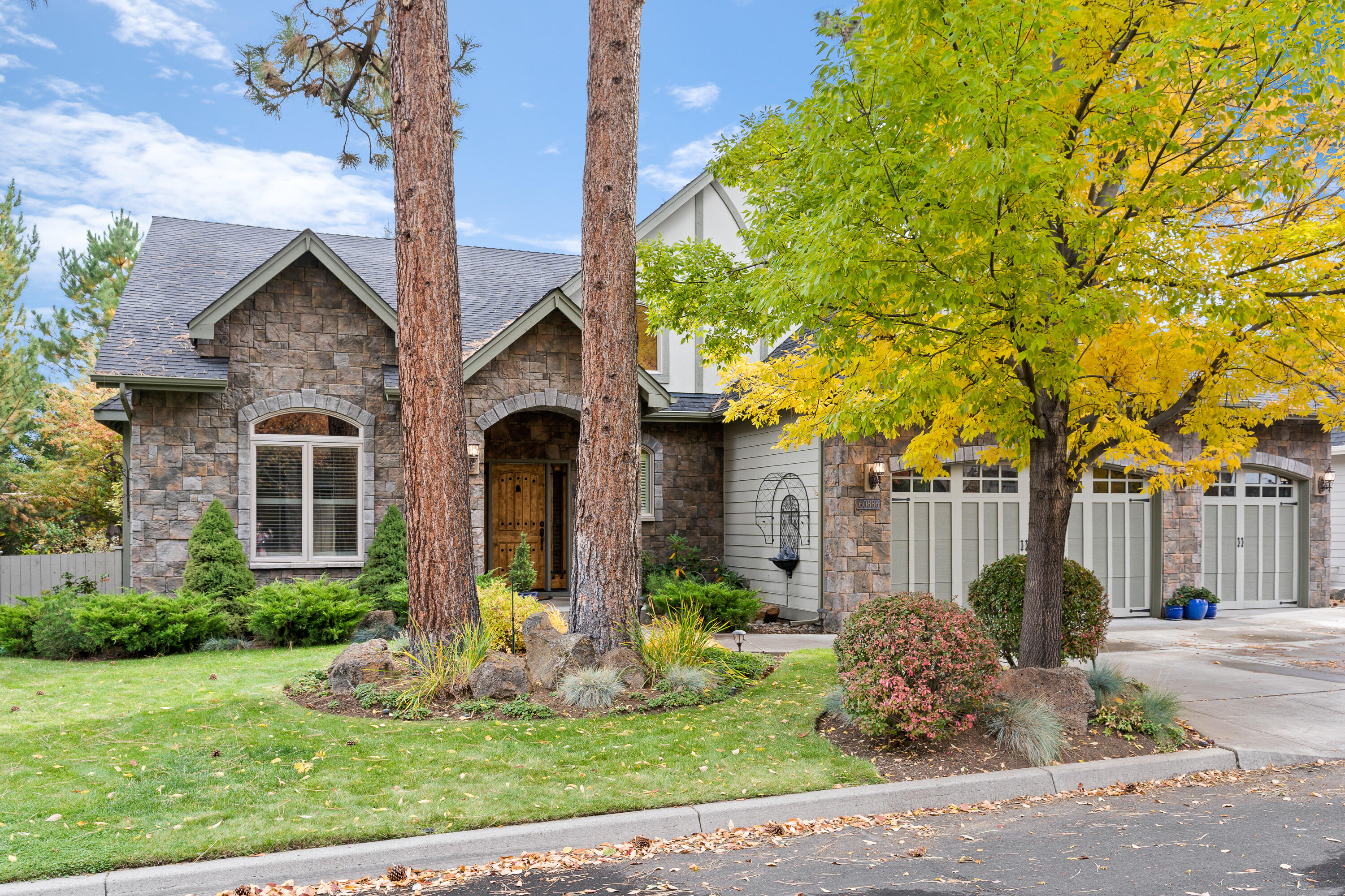 60886 Oasis Place
