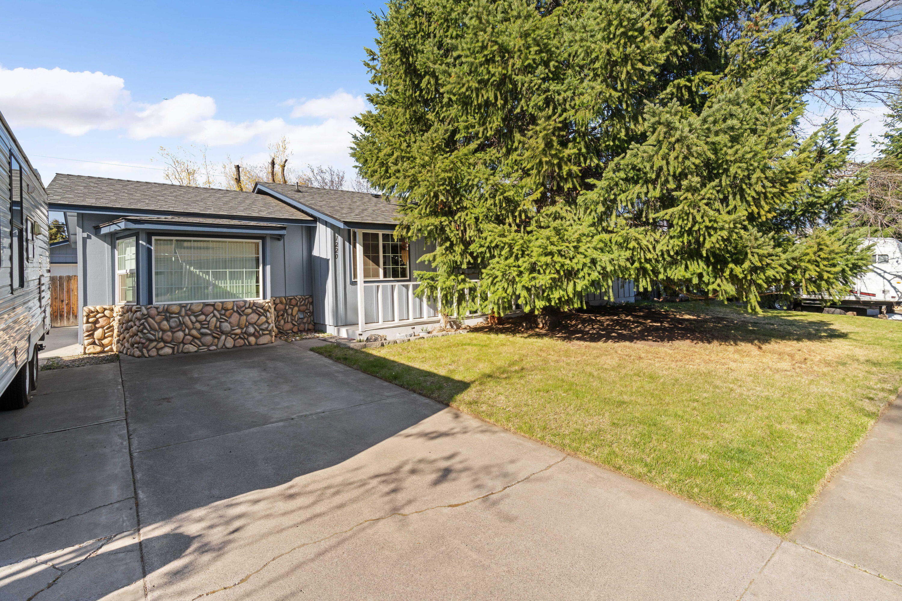 1220 NE Hollinshead Drive