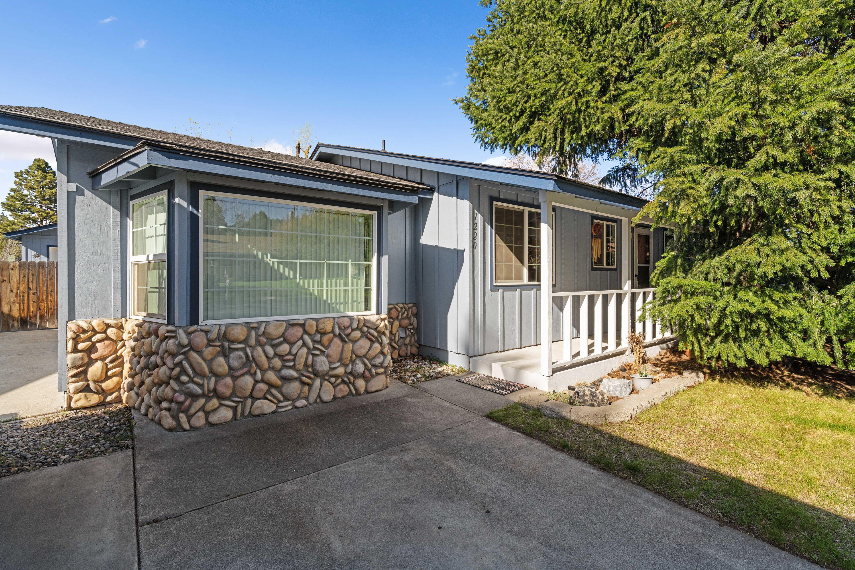 1220 NE Hollinshead Drive